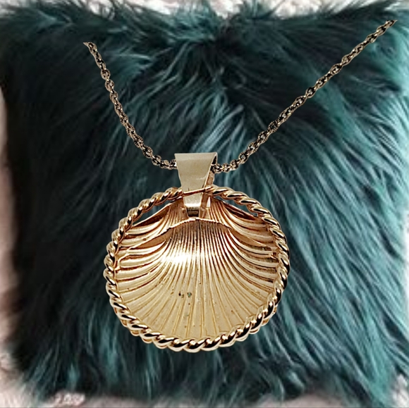 .👣4/$20. Gold Tone Necklace with Double Golden Shells Pendant - Picture 6 of 8
